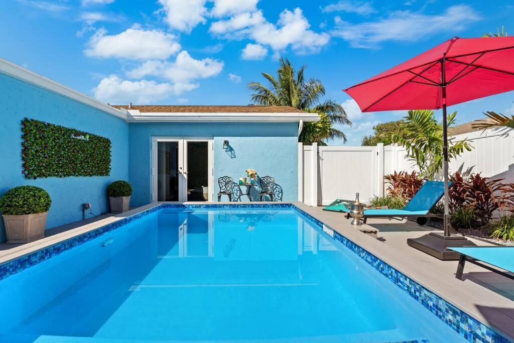 Holiday home Stylish Tropical Pool Home, Large Deck & Pool Table