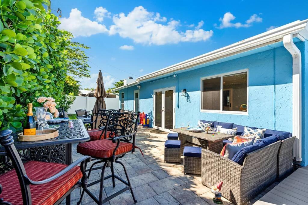 Holiday home Stylish Tropical Pool Home, Large Deck & Pool Table *