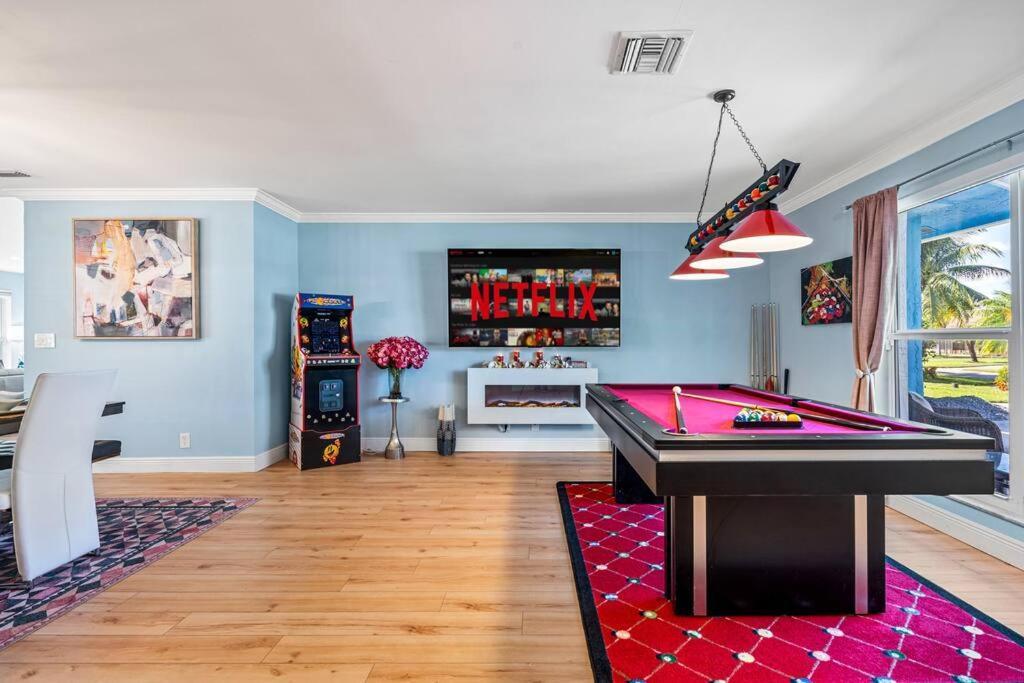 Stylish Tropical Pool Home, Large Deck & Pool Table Holiday home Delray Beach