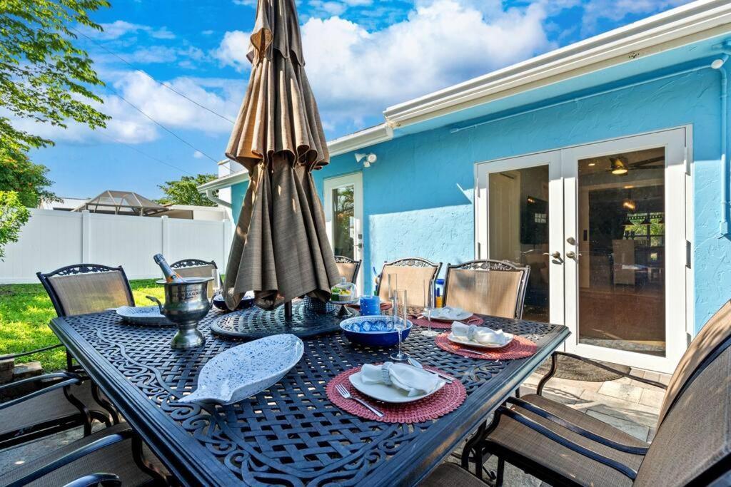 Stylish Tropical Pool Home, Large Deck & Pool Table *
