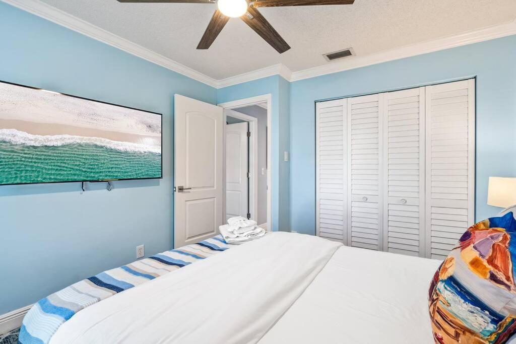 Stylish Tropical Pool Home, Large Deck & Pool Table * Delray Beach