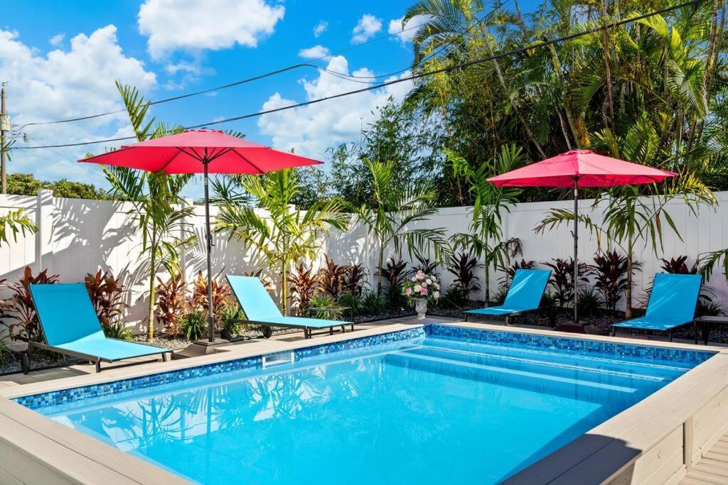 Stylish Tropical Pool Home, Large Deck & Pool Table