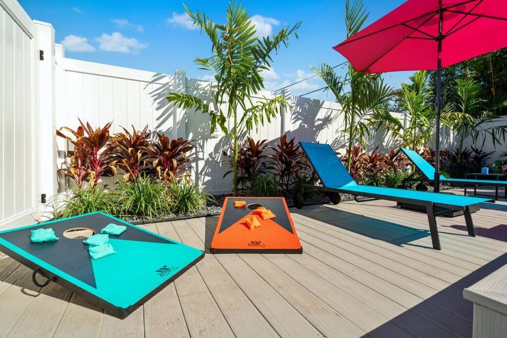 Stylish Tropical Pool Home, Large Deck & Pool Table Holiday home *