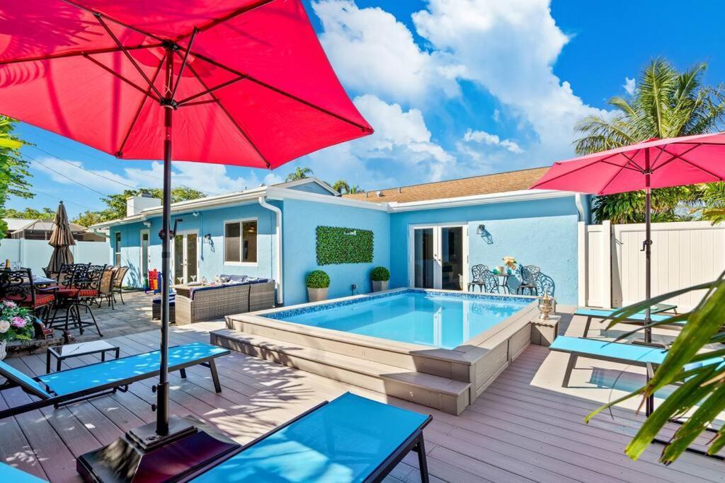 Stylish Tropical Pool Home, Large Deck & Pool Table Delray Beach