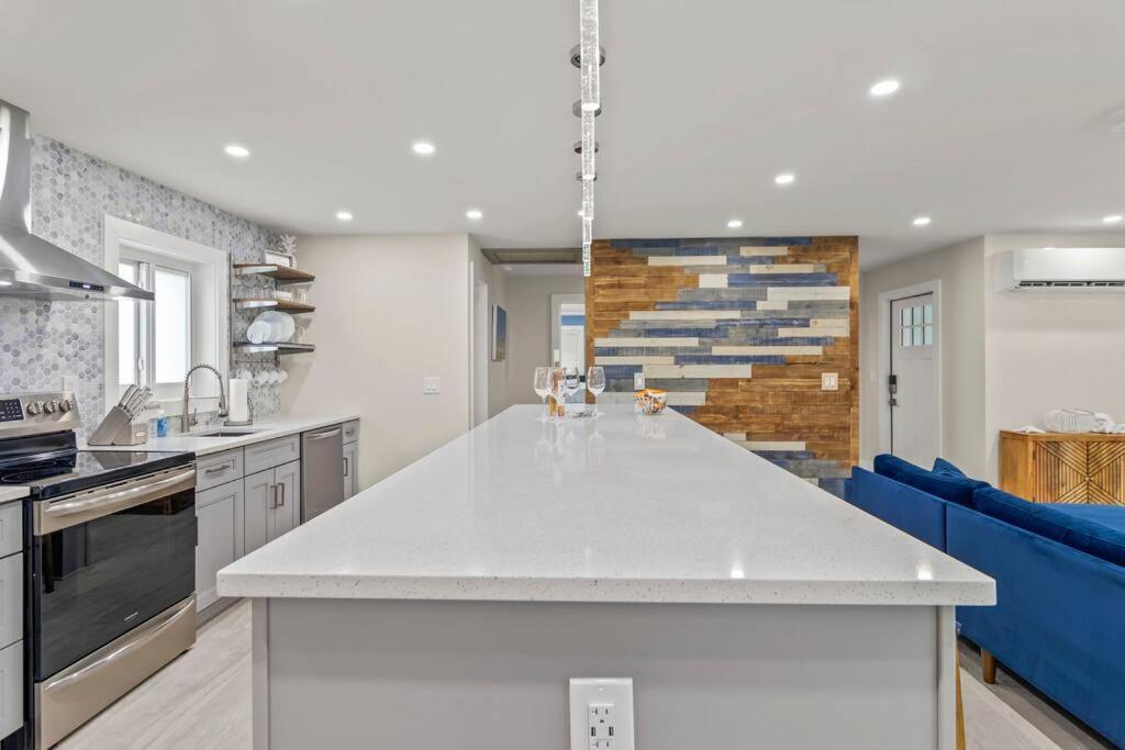 Exclusive Oasis, Exotic Pool & Miami Inspired Art Delray Beach