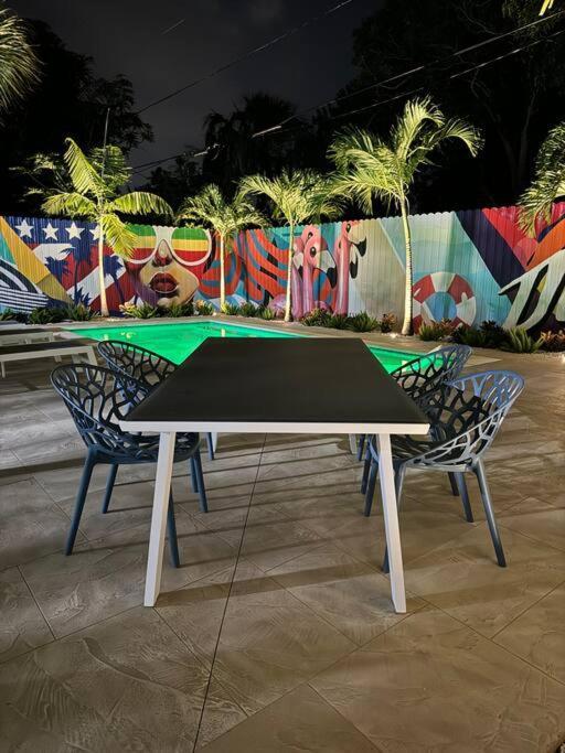 Exclusive Oasis, Exotic Pool & Miami Inspired Art * Delray Beach