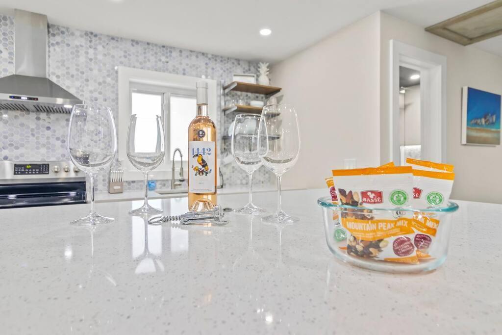 Exclusive Oasis, Exotic Pool & Miami Inspired Art Holiday home *