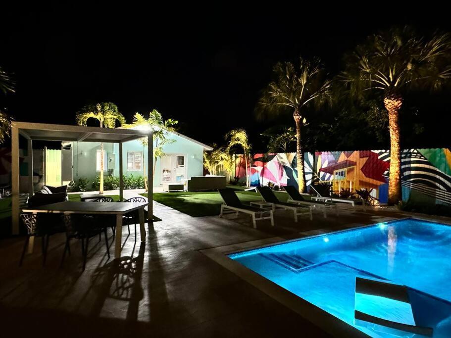 Exclusive Oasis, Exotic Pool & Miami Inspired Art Holiday home *