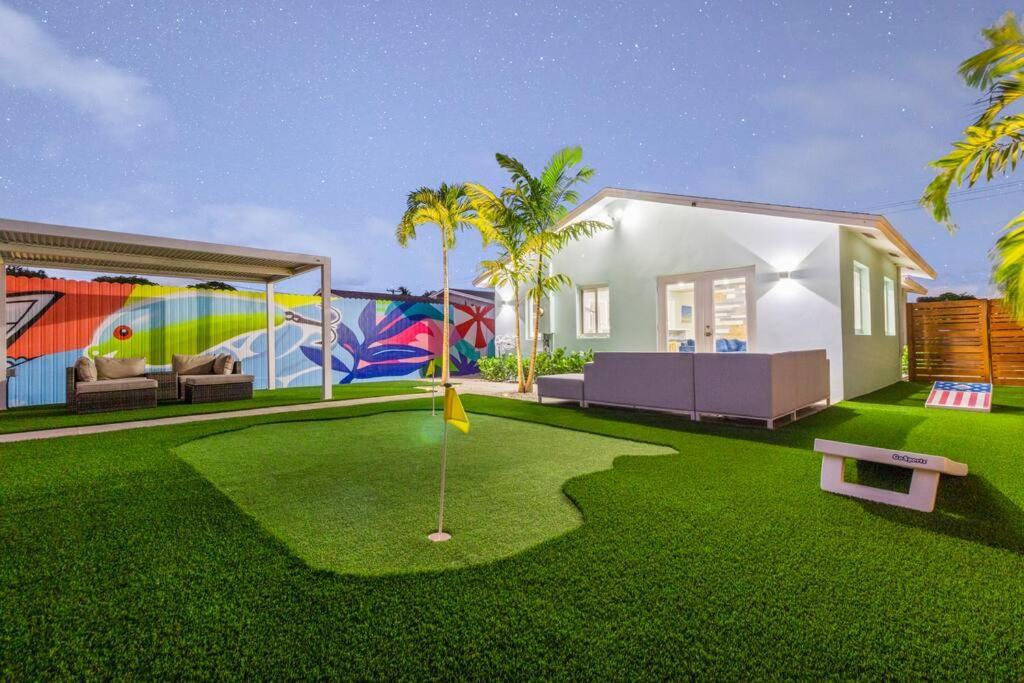 Exclusive Oasis, Exotic Pool & Miami Inspired Art Holiday home Delray Beach