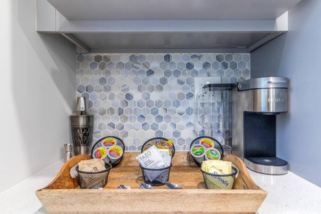 Exclusive Oasis, Exotic Pool & Miami Inspired Art Holiday home Delray Beach