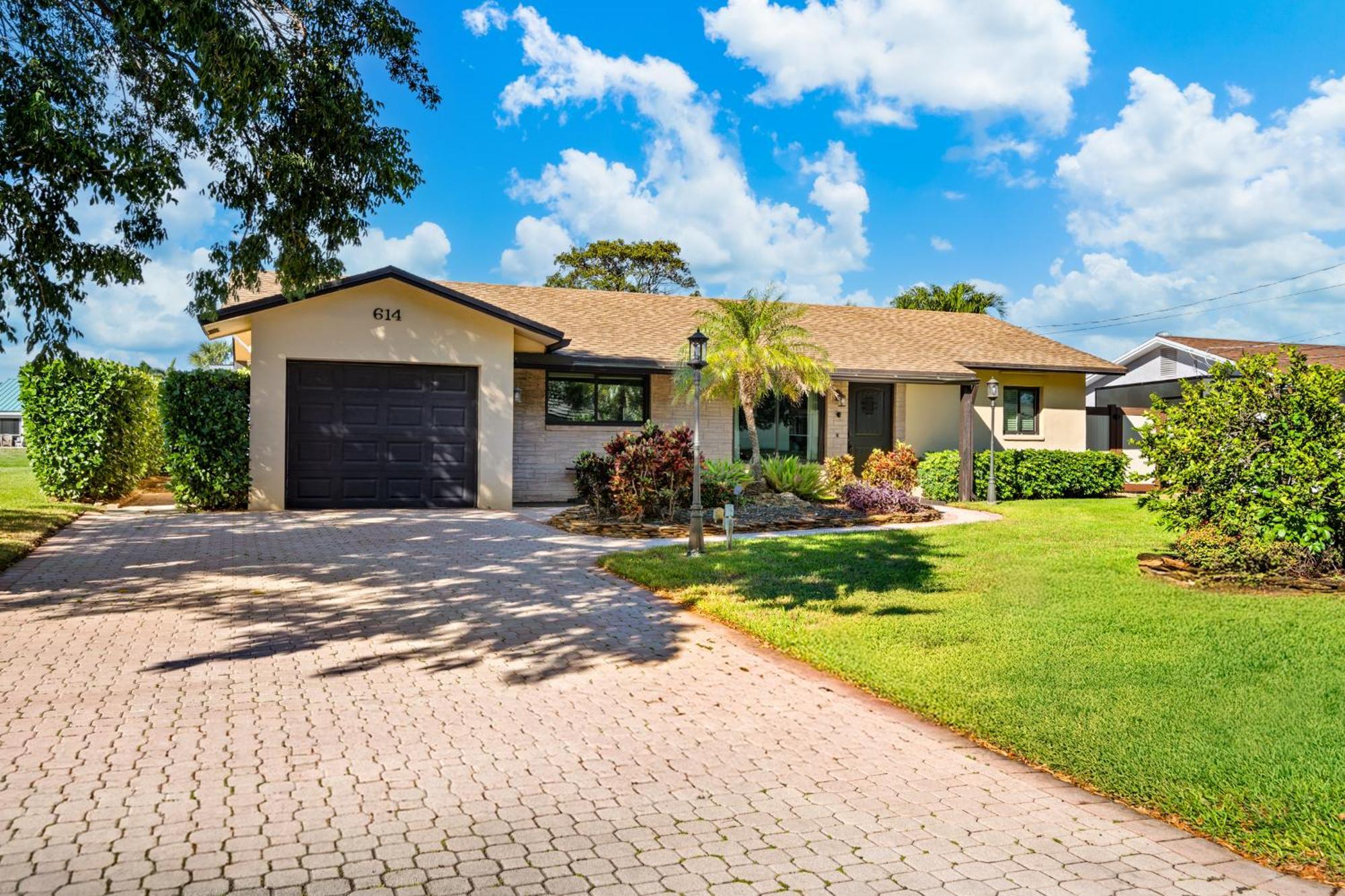 Classy N' Cozy Delray Home! Pool With Water View Holiday home