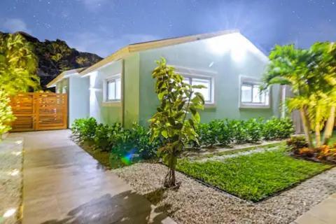 Holiday home Exclusive Oasis, Exotic Pool & Miami Inspired Art *