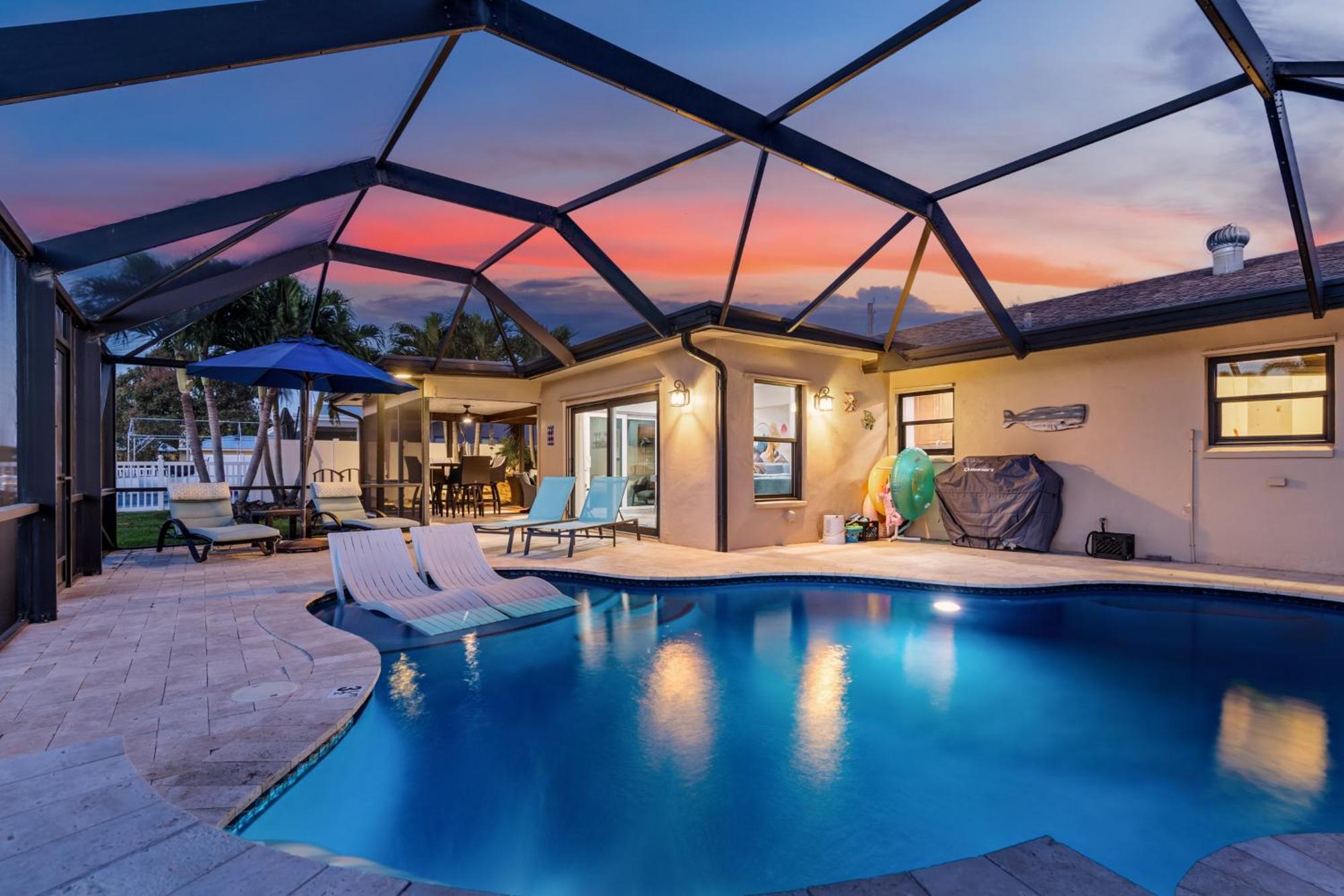 Classy N' Cozy Delray Home! Pool With Water View Holiday home
