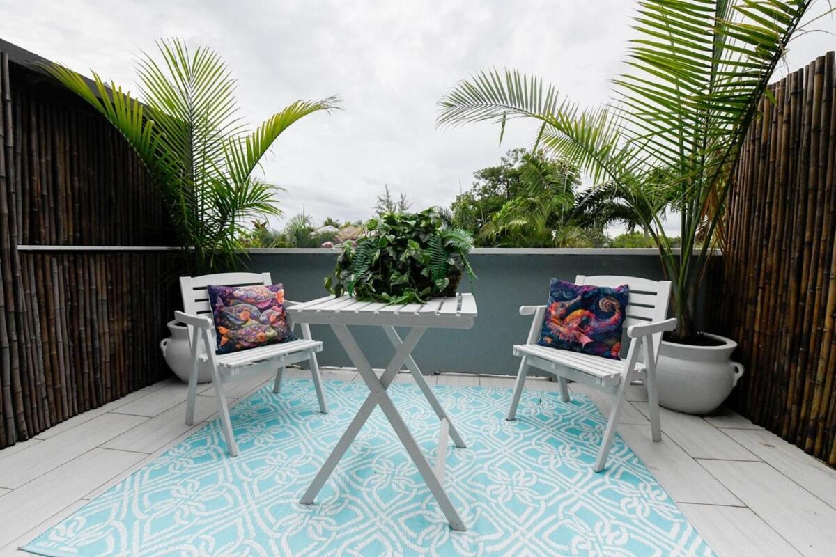 Artistic Retreat, King With Private Balcony! Apartment