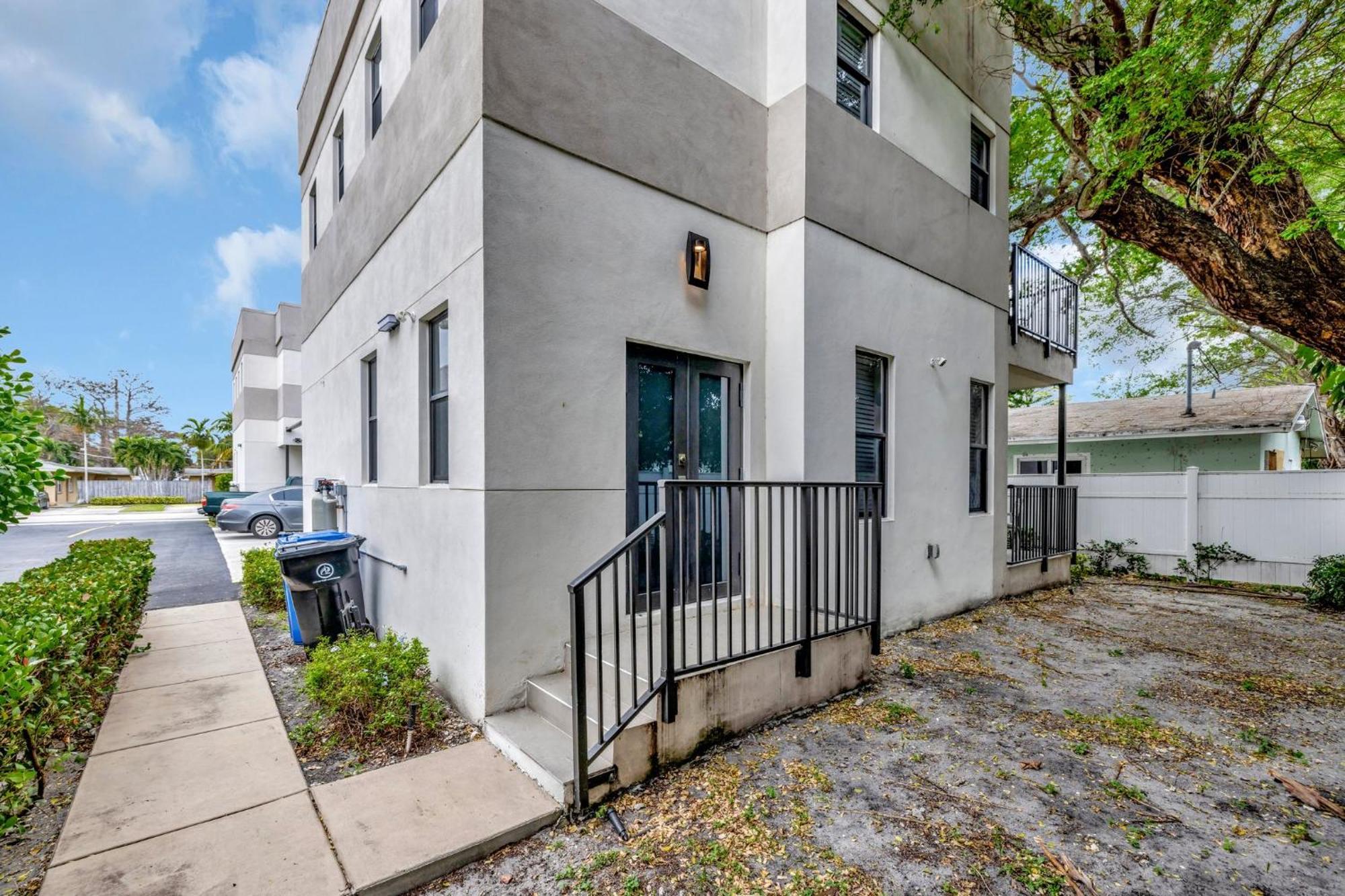 Magnificent Townhome Steps From Atlantic Ave Holiday home Delray Beach