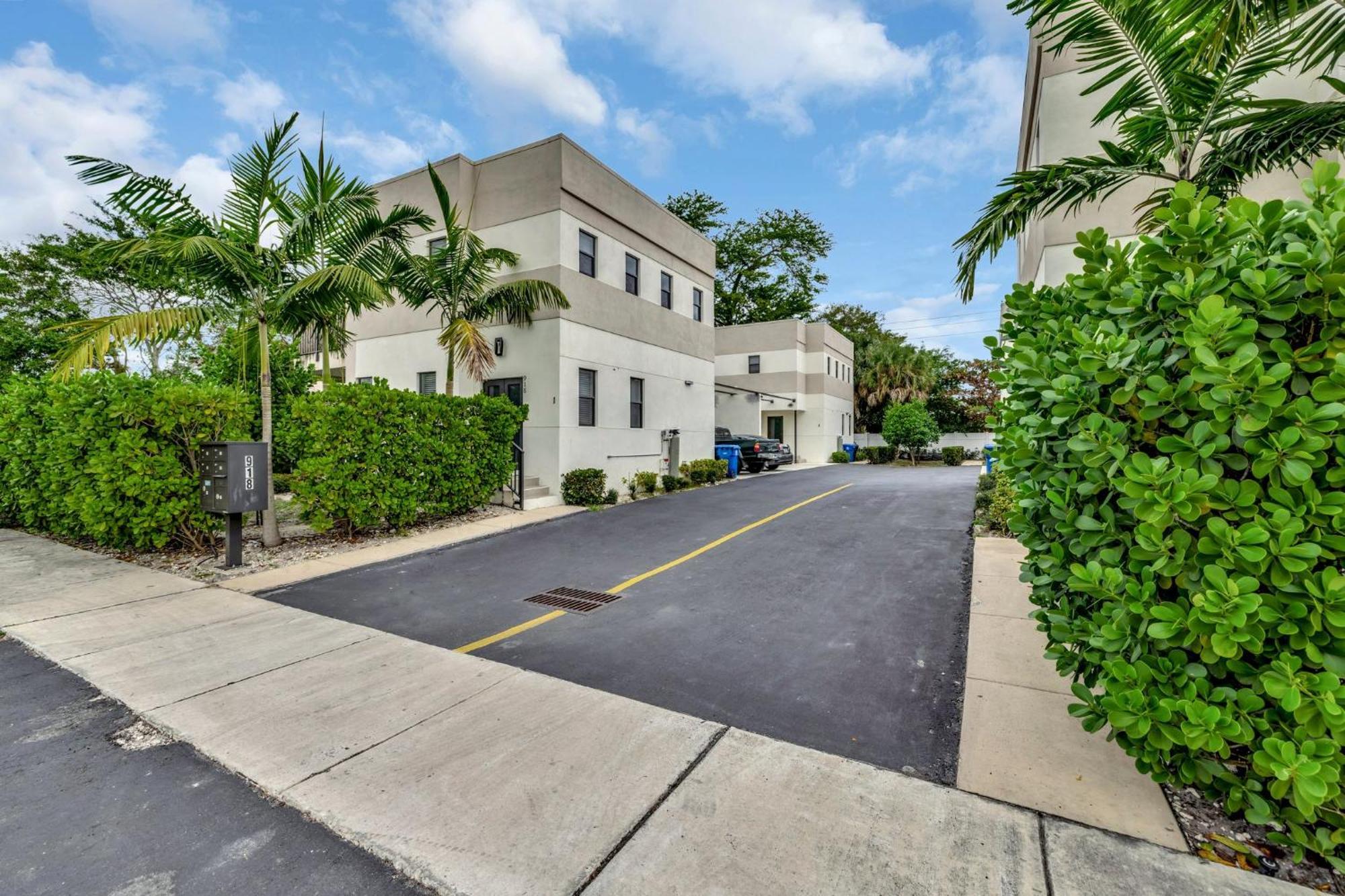 Magnificent Townhome Steps From Atlantic Ave * Delray Beach