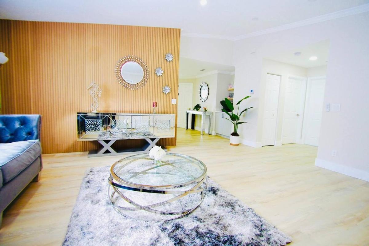 Mins To Atlantic Ave, Bars, Restaurants & Beach! * Delray Beach