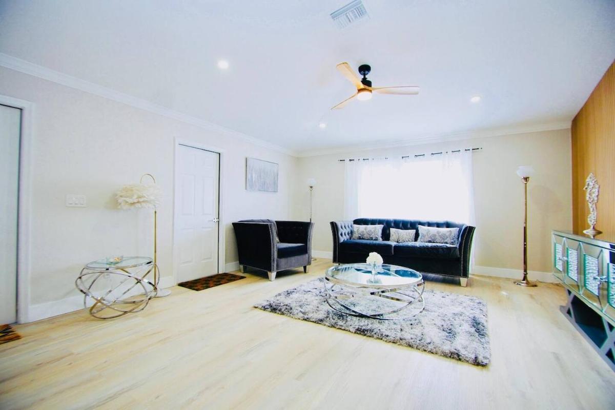 Mins To Atlantic Ave, Bars, Restaurants & Beach! * Delray Beach