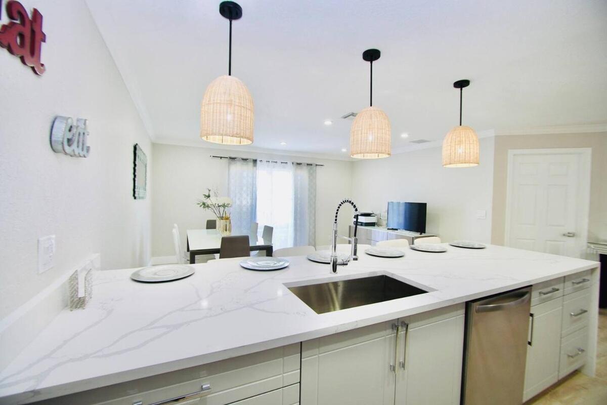Mins To Atlantic Ave, Bars, Restaurants & Beach! * Delray Beach
