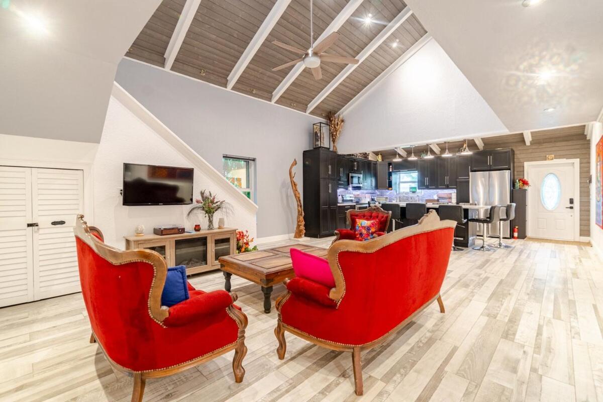 Artistic Retreat, King With Private Balcony! Holiday home *