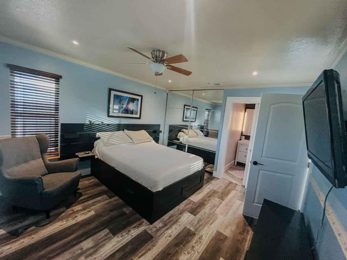 Holiday home Artistic Retreat, King With Private Balcony!