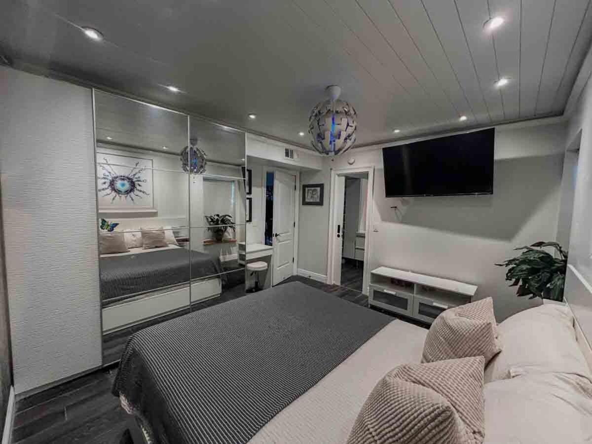 Artistic Retreat, King With Private Balcony!
