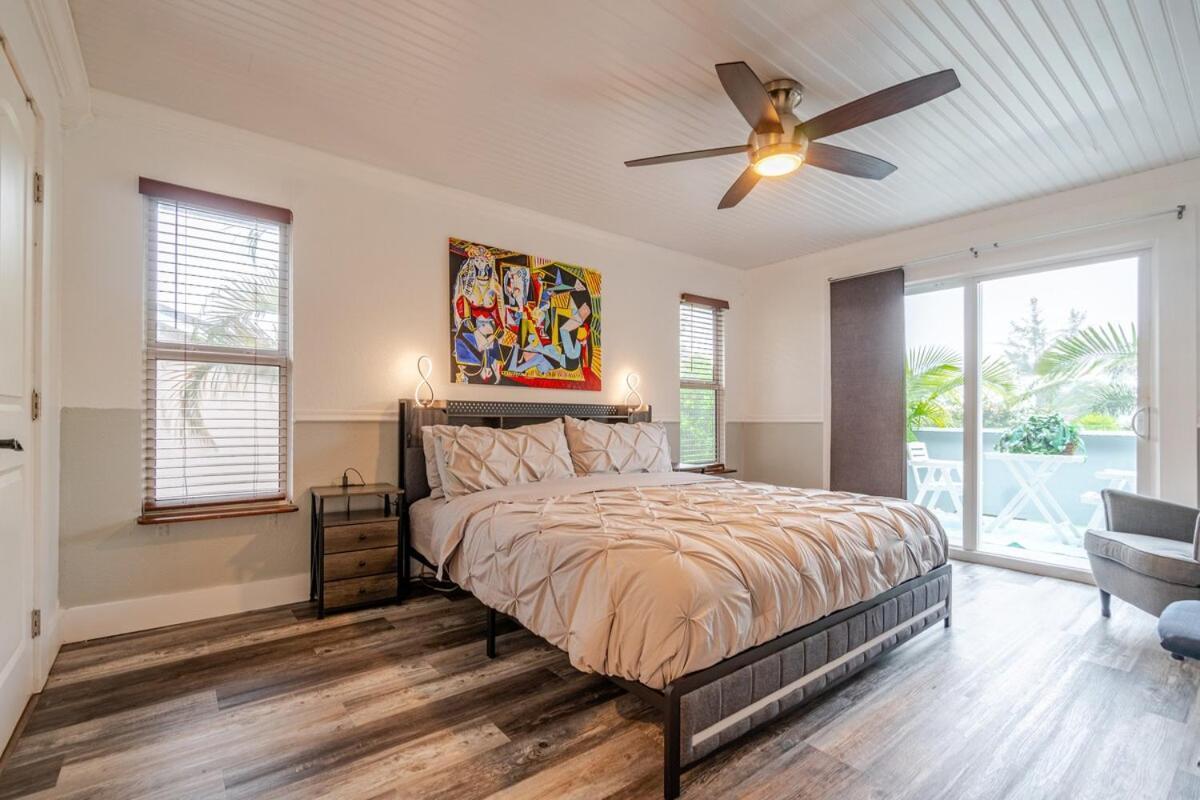 Artistic Retreat, King With Private Balcony! Holiday home Delray Beach