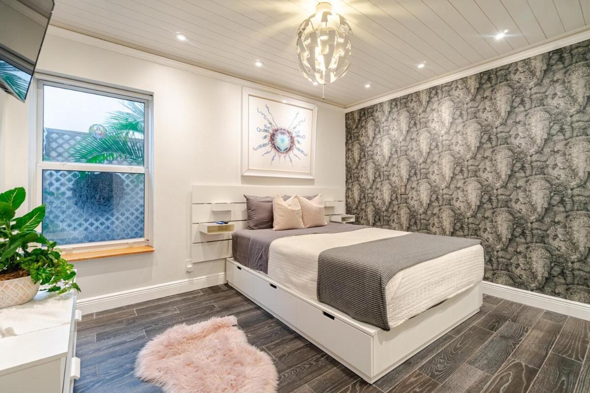 Artistic Retreat, King With Private Balcony!