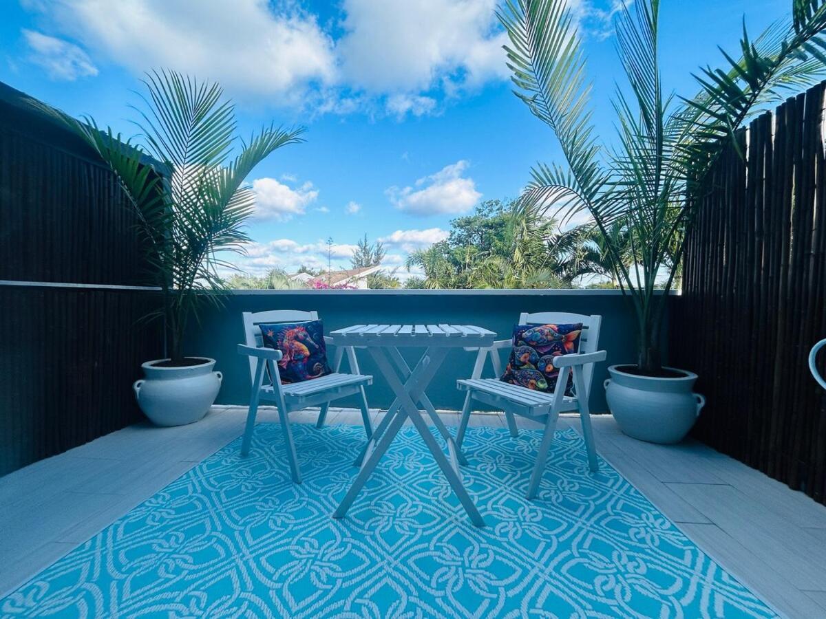 Artistic Retreat, King With Private Balcony!