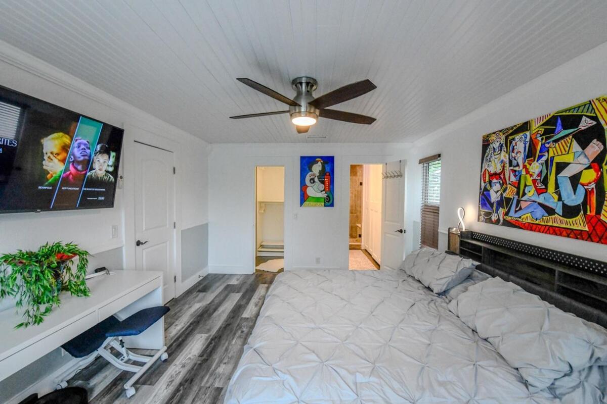 Artistic Retreat, King With Private Balcony! Holiday home Delray Beach