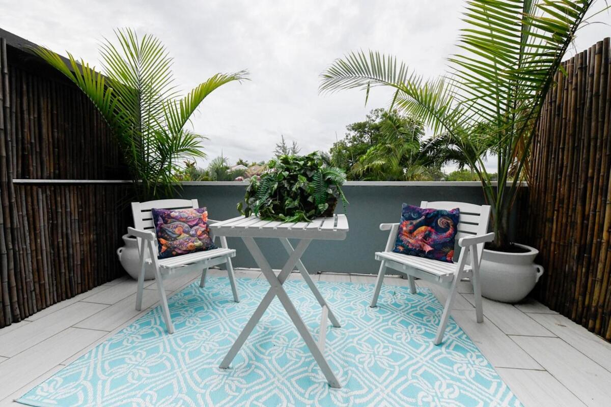 Artistic Retreat, King With Private Balcony! Holiday home