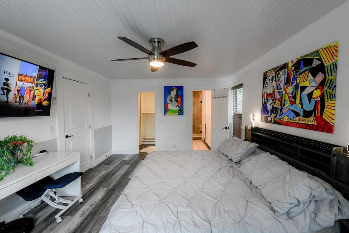 Artistic Retreat, King With Private Balcony! Holiday home