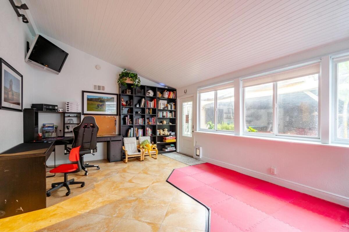 Artistic Retreat, King With Private Balcony! Holiday home