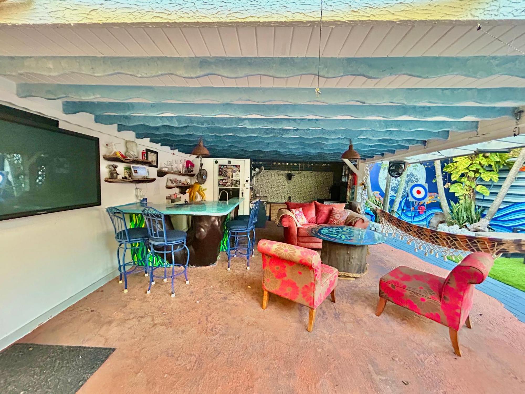 Artistic Retreat, King With Private Balcony! Holiday home
