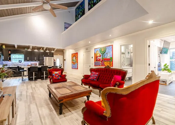 Artistic Retreat, King Suite With Private Balcony!