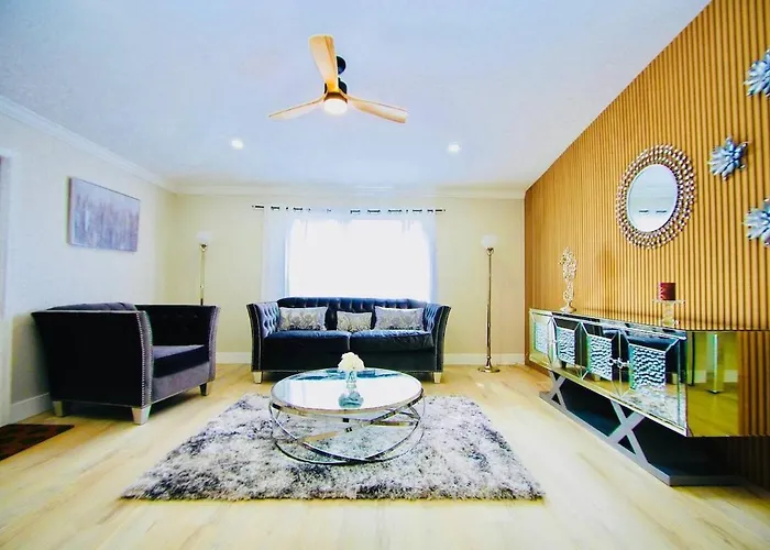 Mins To Atlantic Ave, Bars, Restaurants & Beach!
