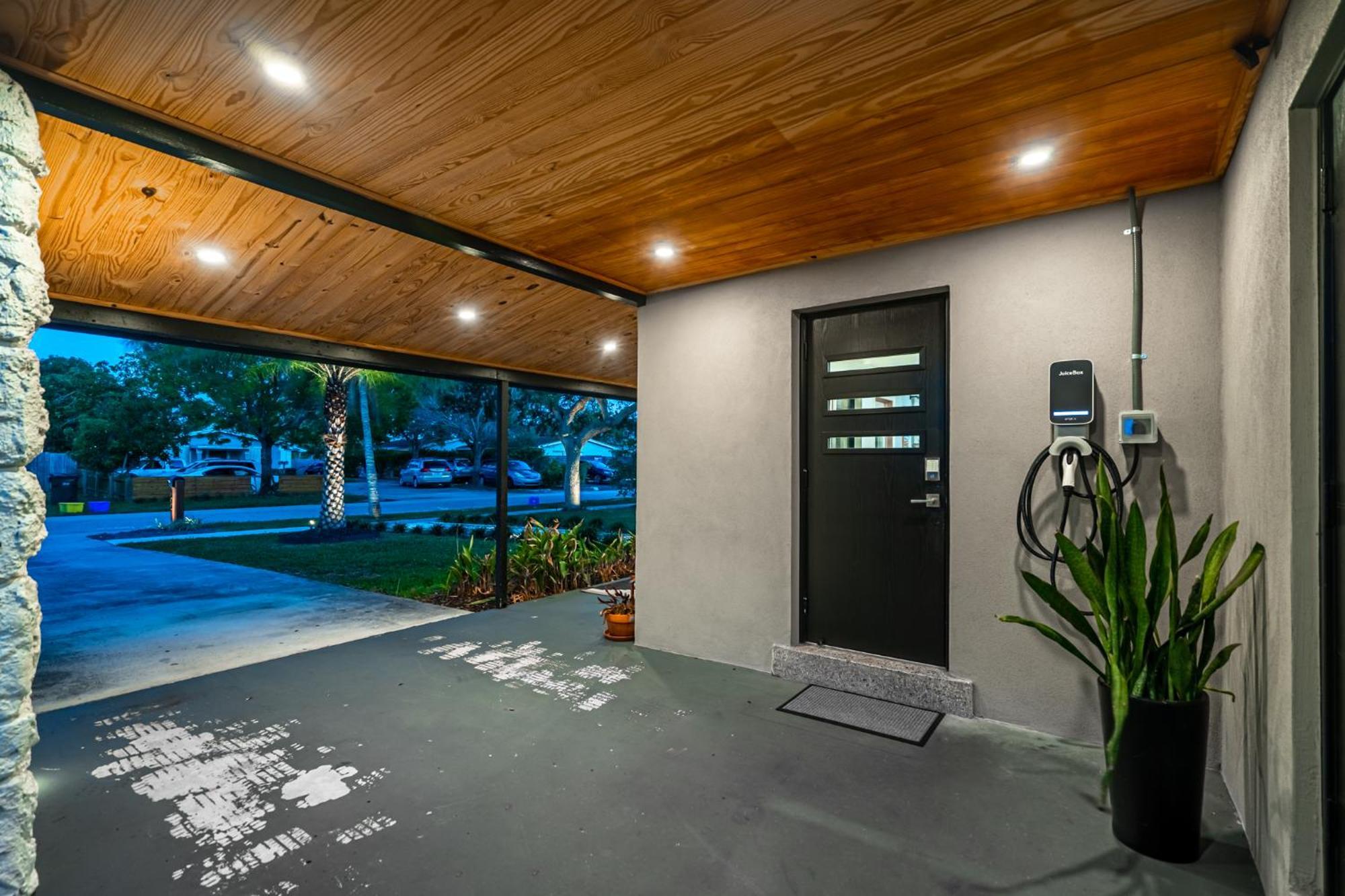 Bali Inspired With Heated Pool, Sauna And Hot Tub! Close To And Atlantic Ave Delray Beach
