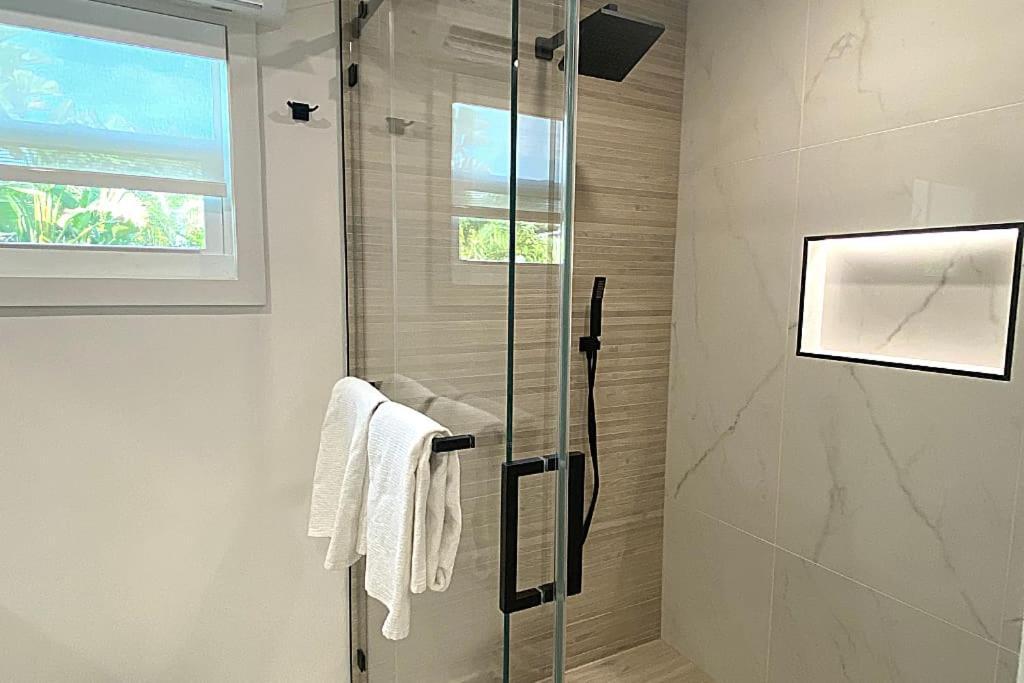 Holiday home Modern House, Heated Saltwater Pool &
