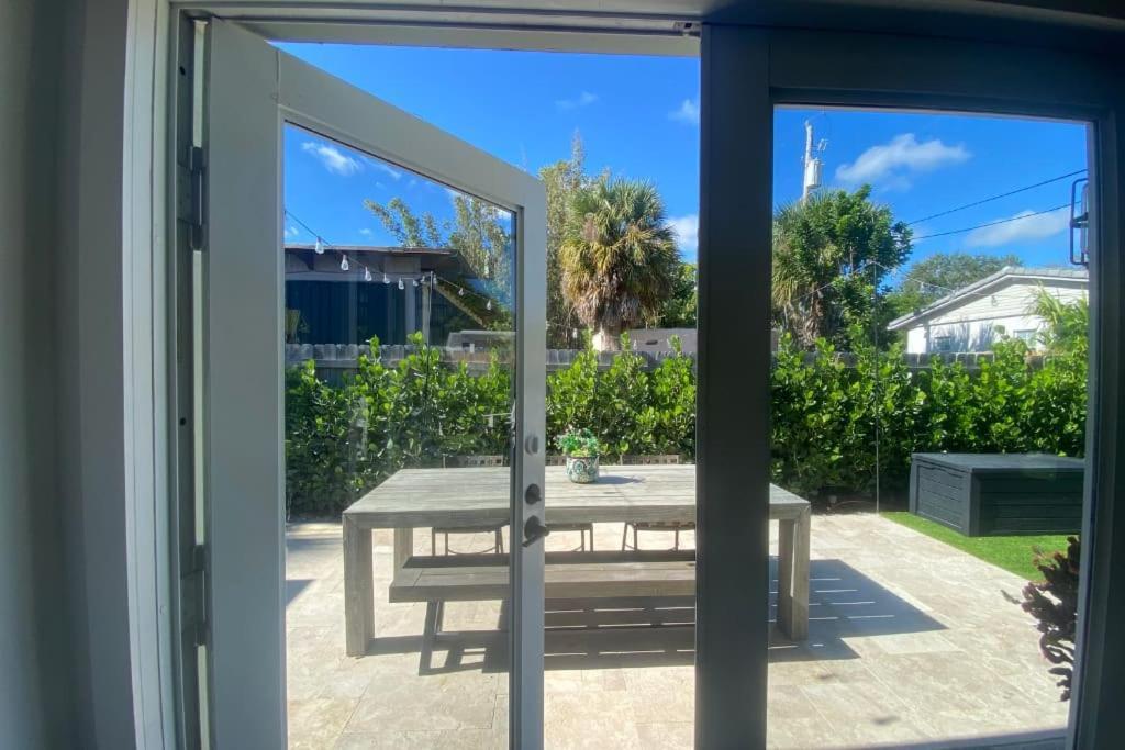 Modern House, Heated Saltwater Pool & Holiday home