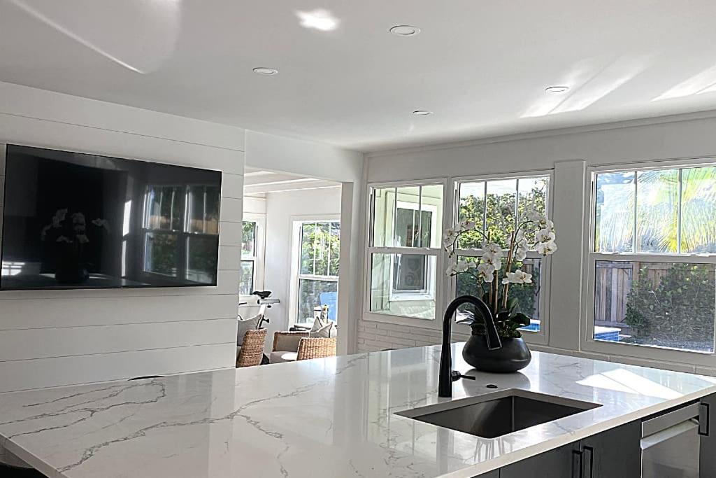 Modern House, Heated Saltwater Pool & Holiday home *
