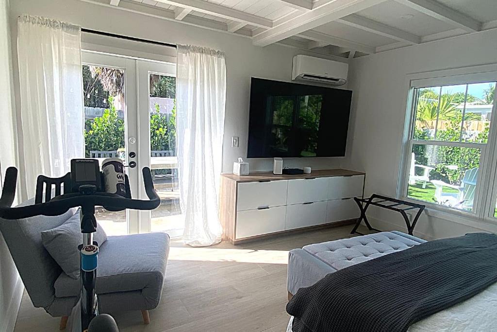 Modern House, Heated Saltwater Pool & Holiday home