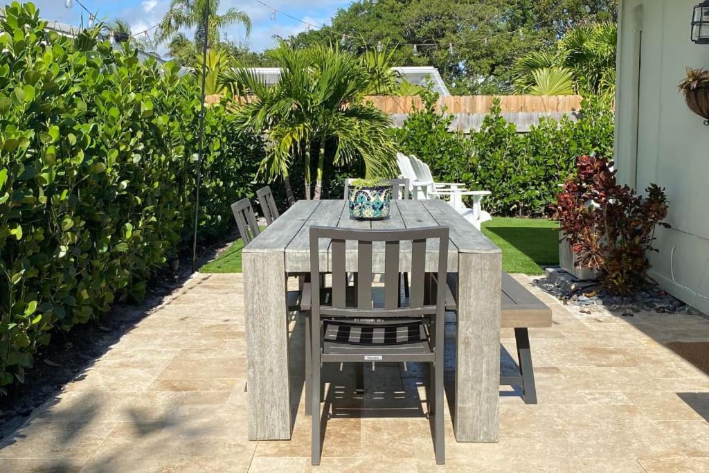 Modern House, Heated Saltwater Pool & Holiday home *