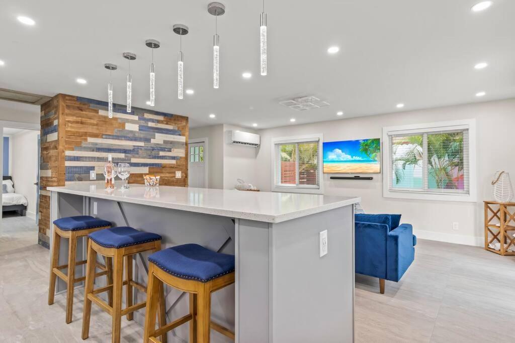 Exclusive Oasis, Exotic Pool & Miami Inspired Art Holiday home *