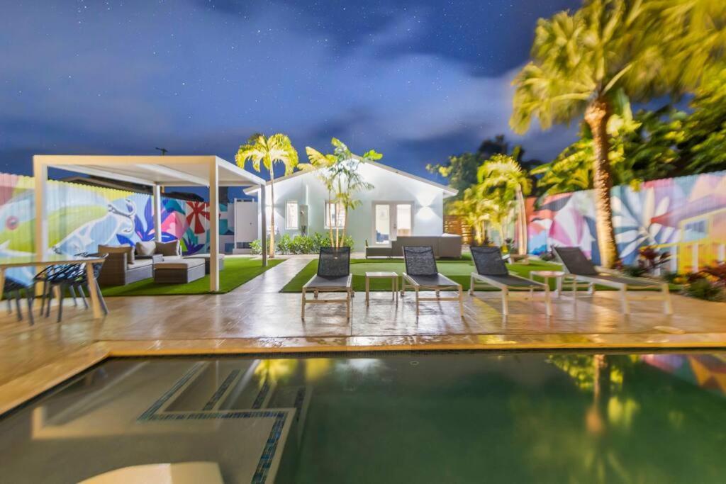 Exclusive Oasis, Exotic Pool & Miami Inspired Art Holiday home Delray Beach