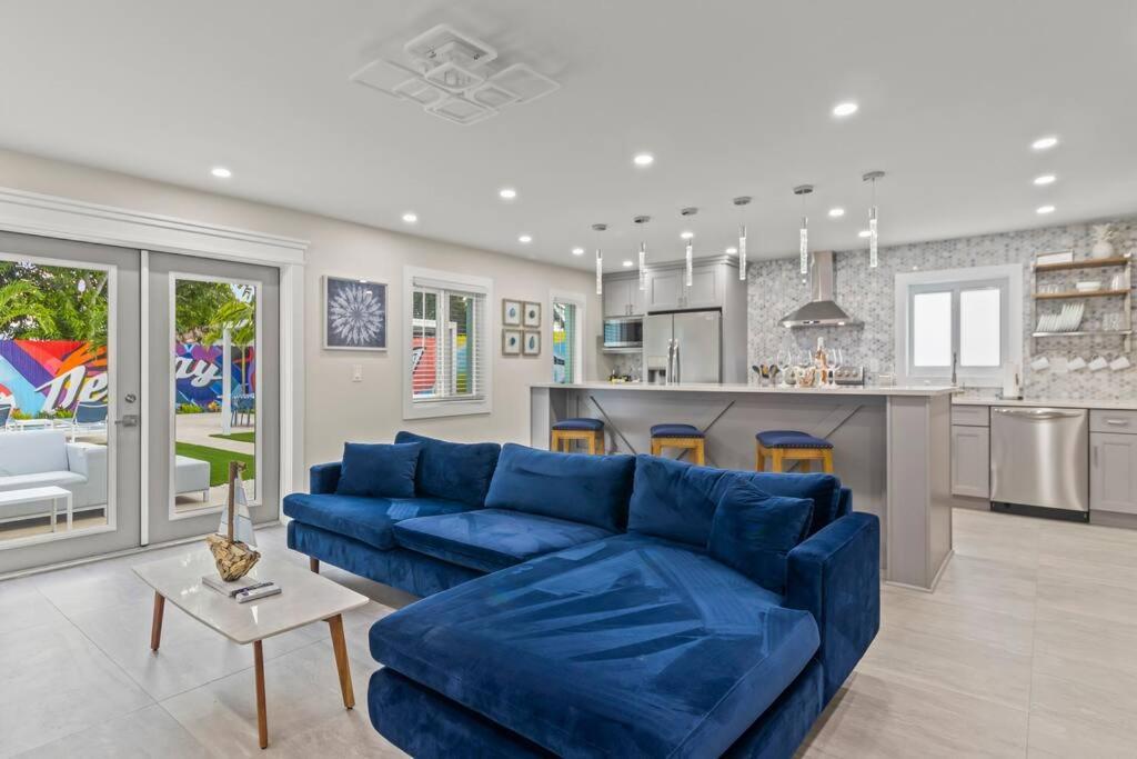 Exclusive Oasis, Exotic Pool & Miami Inspired Art Delray Beach