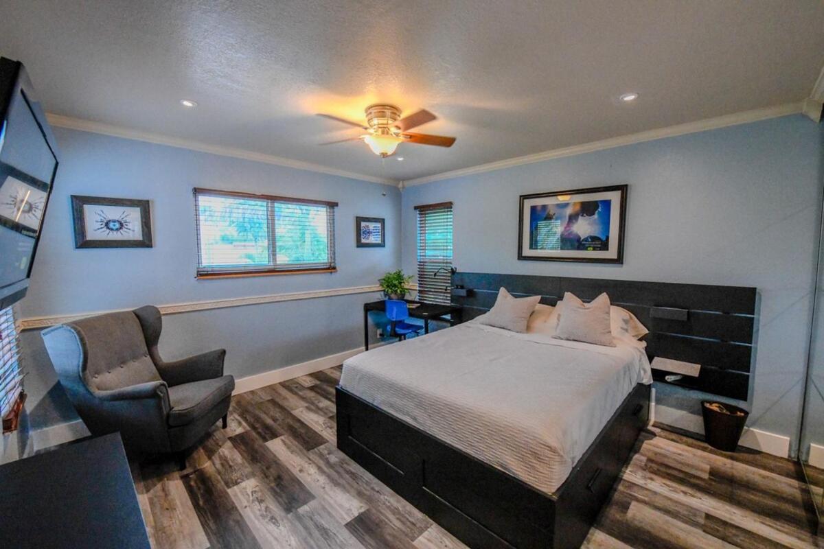 Artistic Retreat, King With Private Balcony! * Delray Beach