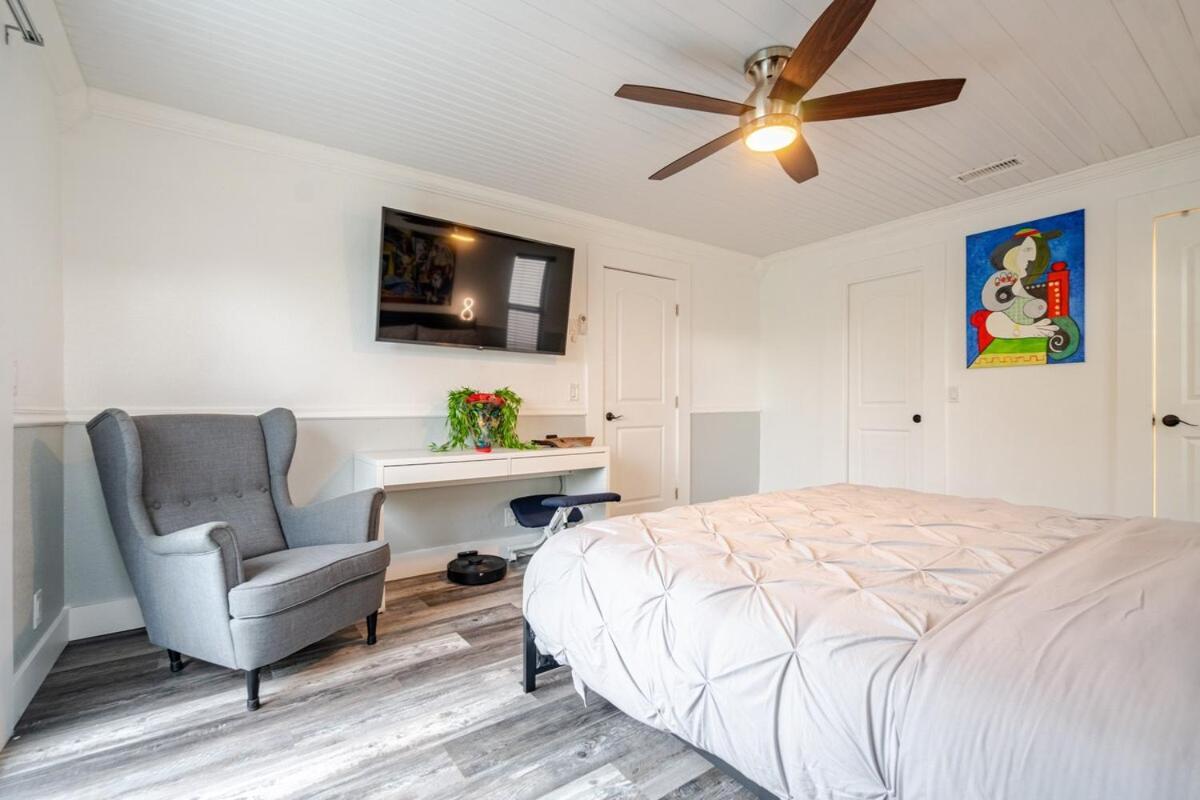 Artistic Retreat, King With Private Balcony! Apartment