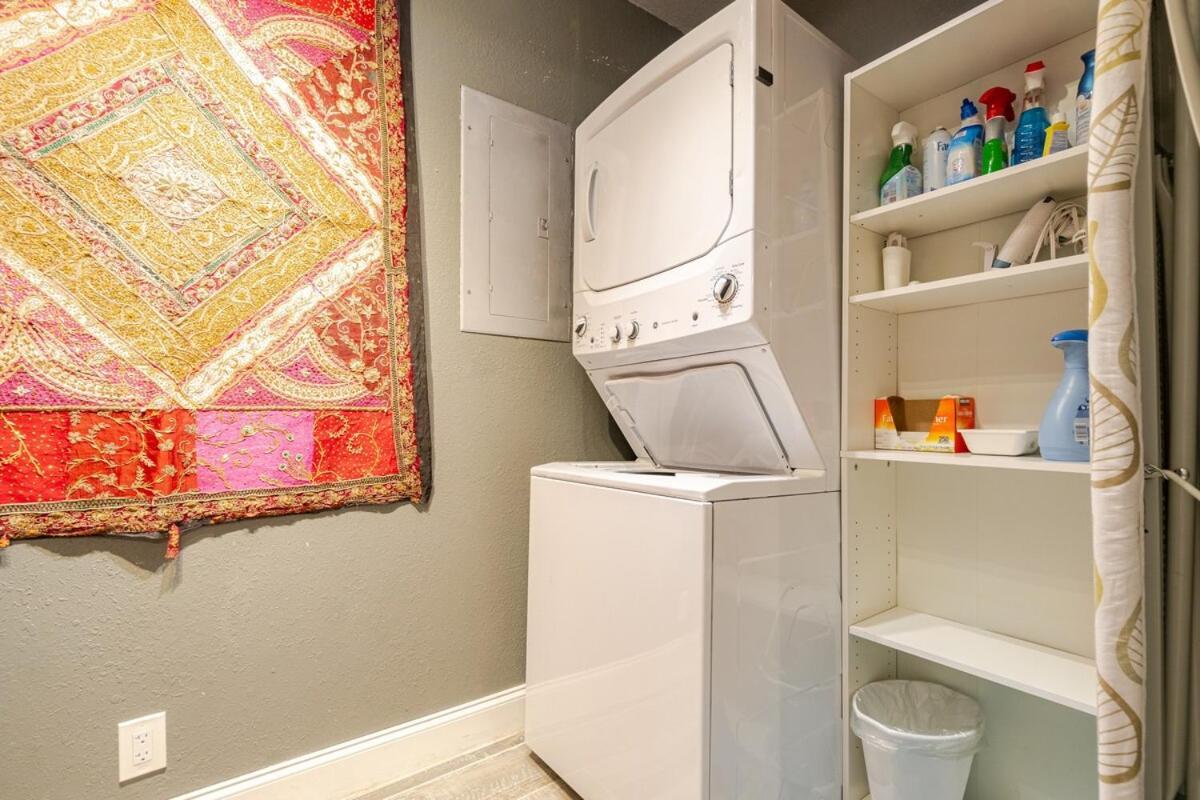 Artistic Retreat, King With Private Balcony! Apartment