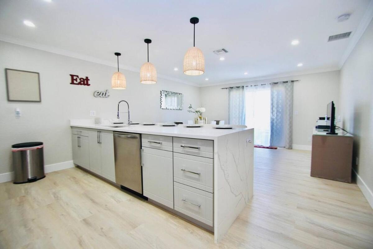 Mins To Atlantic Ave, Bars, Restaurants & Beach!